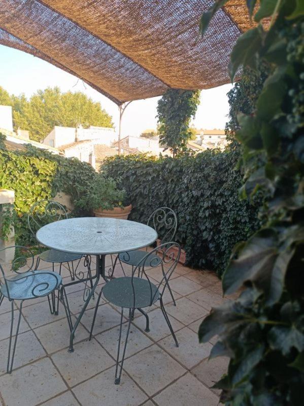 La Confidentielle Centre Ville Arles Terrasse Esterno foto