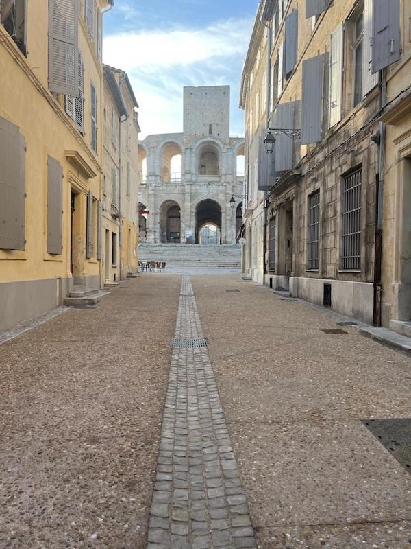 La Confidentielle Centre Ville Arles Terrasse Esterno foto